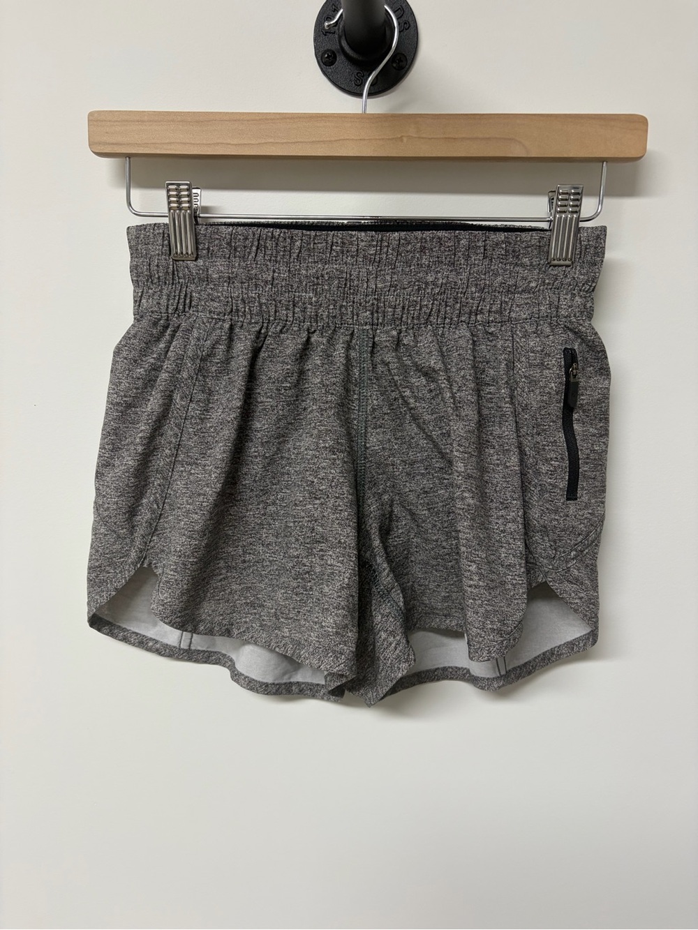 Lululemon Tracker Short V 4” Heathered Grey Size 4 Lined